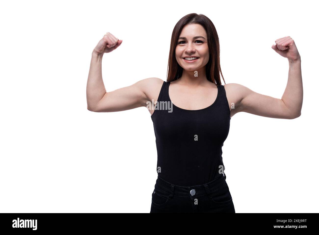 Kaukasische junge Frau zeigt Stärke und Selbstvertrauen Stockfoto