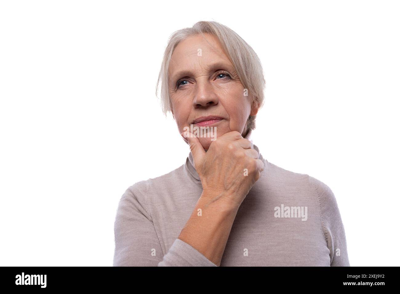 Großmutter mit grauen Haaren, die auf weißem Hintergrund denkt Stockfoto