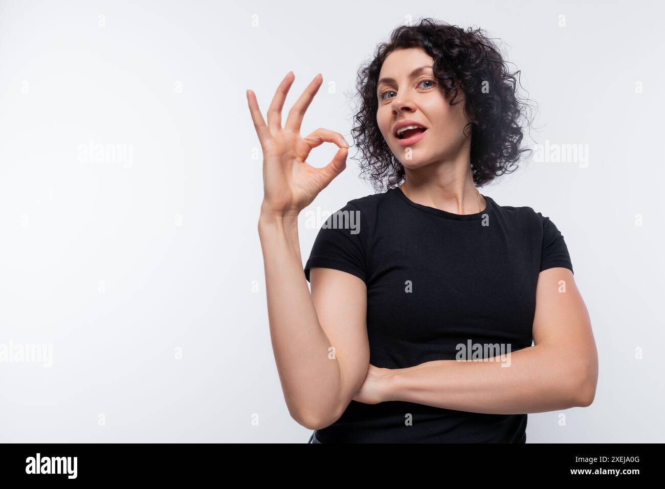 Porträt einer lächelnden Frau mit einem Bioperm in einem schwarzen T-Shirt Stockfoto