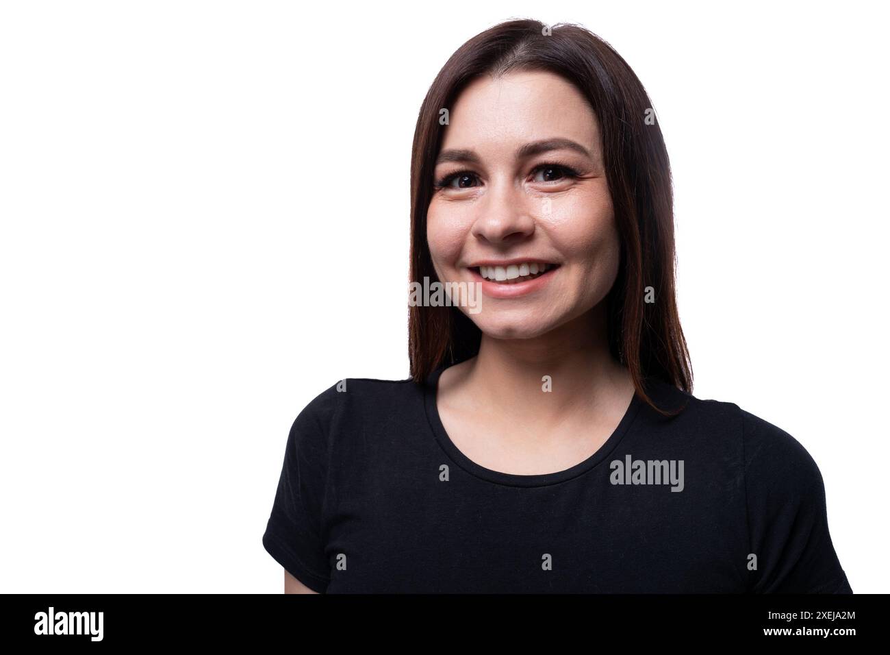 Weiße süße junge Frau mit schwarzen Haaren auf weißem Hintergrund Stockfoto