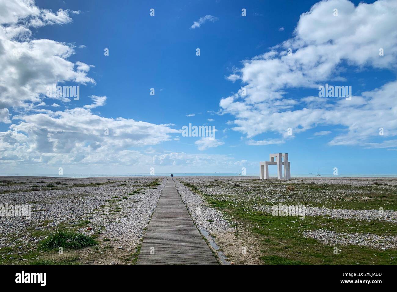 Holzweg zum Strand von Le Havre und der modernen monumentalen Skulptur „UP#3“ von Sabina lang und Daniel Baumann, seine-Maritime, Frankreich, Normandie Stockfoto