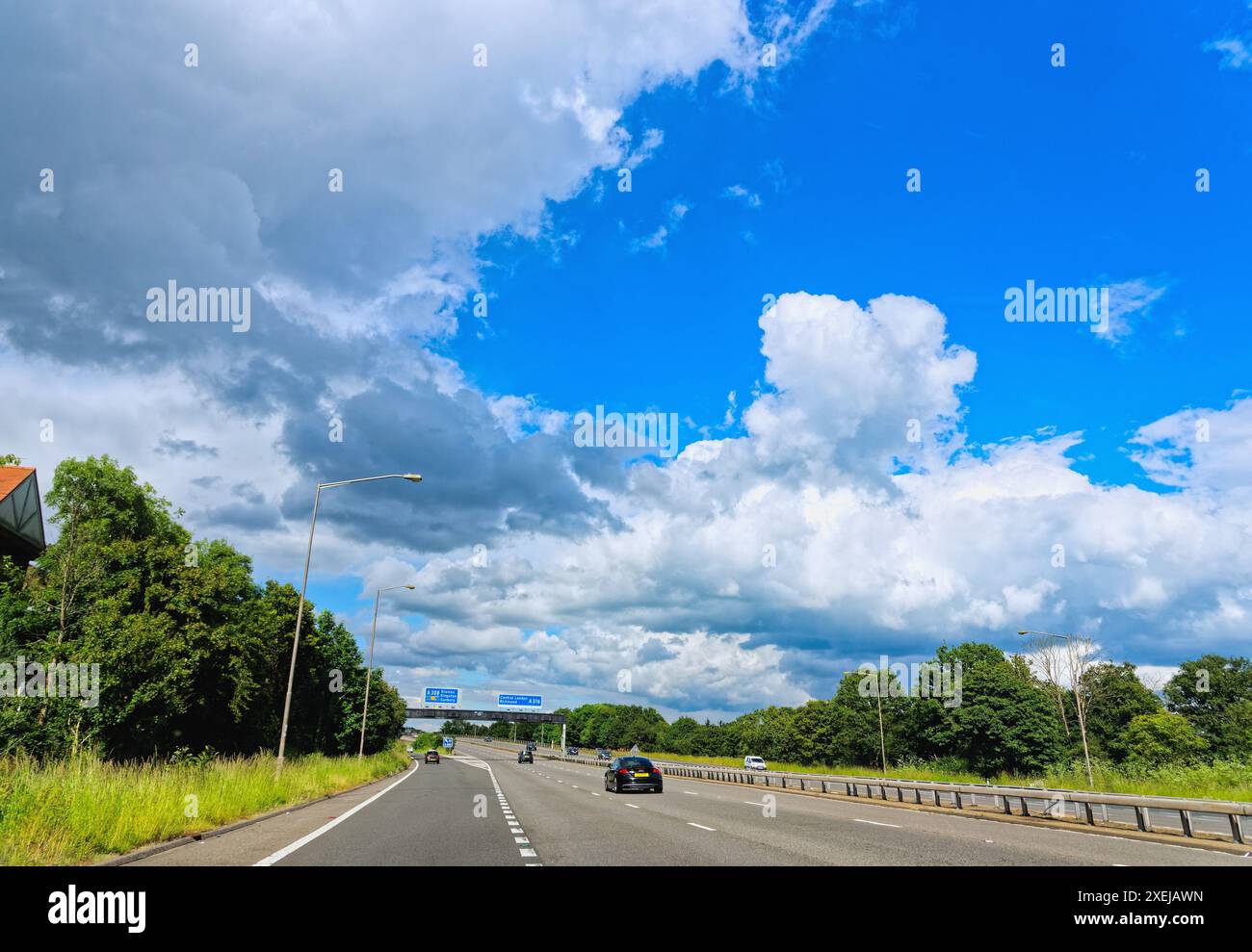 Die Autobahn M3 in östlicher Richtung nähert sich der Kreuzung Sunbury an einem sonnigen Sommertag in Surrey England, Großbritannien Stockfoto