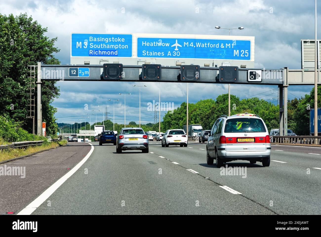 Die Autobahn M25 im Uhrzeigersinn an der Kreuzung der M3 in Chertsey aus Sicht des Fahrers an einem sonnigen Sommertag Surrey England Großbritannien Stockfoto