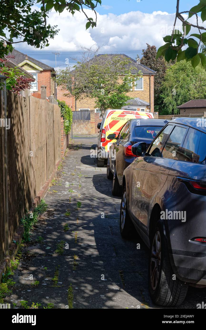 Ein Van und zwei Autos parkten auf dem Bürgersteig in einem Vorortgebiet, was Fußgängern ein Hindernis darstellte, Shepperton Surrey England UK Stockfoto