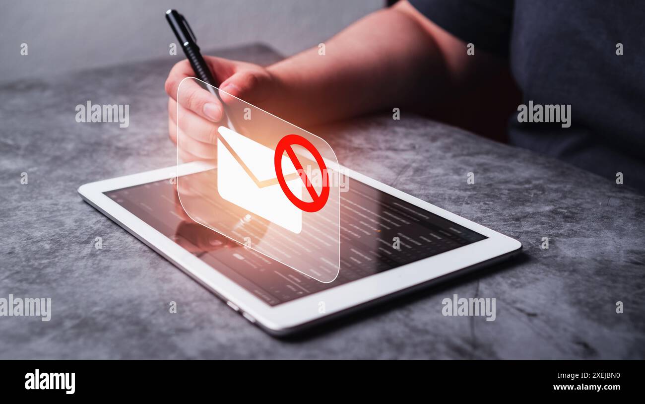 Frauen verwenden ein digitales Tablet, um Spam-E-Mails zu blockieren. Warnungs-Popup-Fenster für Phishing-Mails. Internet-Sicherheitskonzept. Geschäftsfrau, die an einem digitalen Tablet arbeitet. Stockfoto
