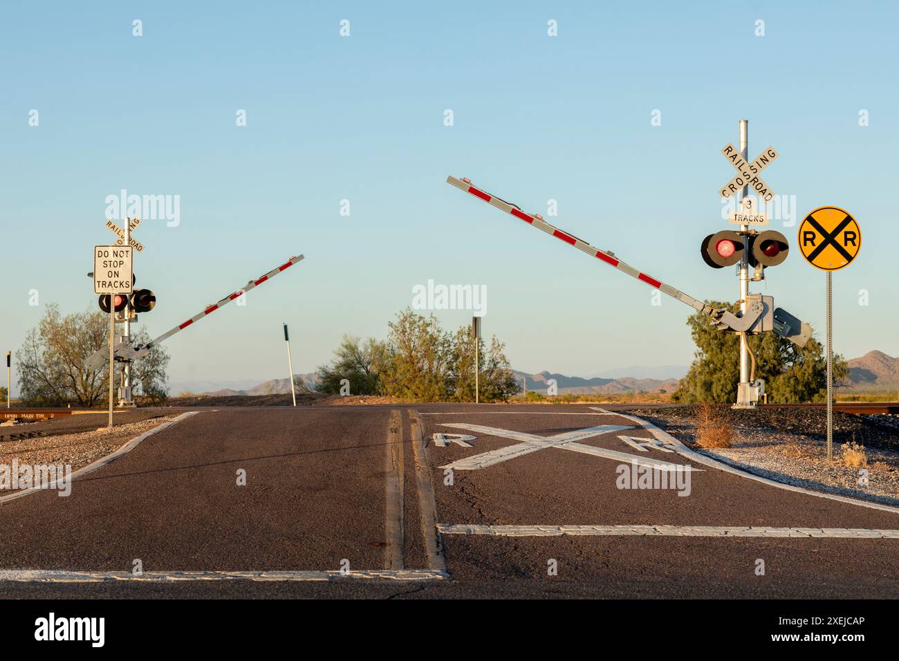 Die Bahnüberquerung geht nach unten oder oben Stockfoto