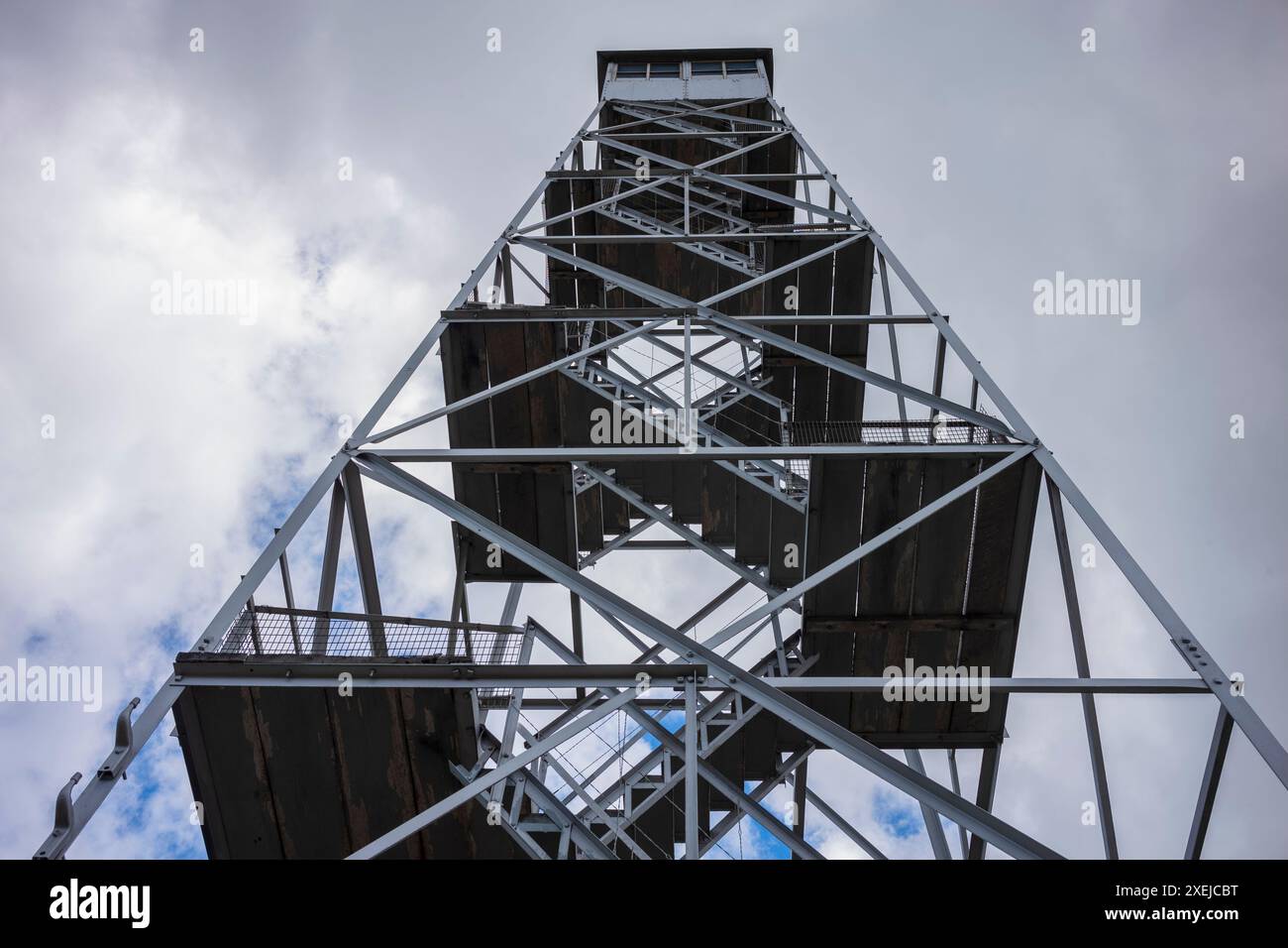 Der Hunter Mountain Feuerturm ist einer von fünf in den Catskill Mountains und einer von 23 im Bundesstaat New York und steht mit 4039 Fuß am höchsten. Die Vinta Stockfoto