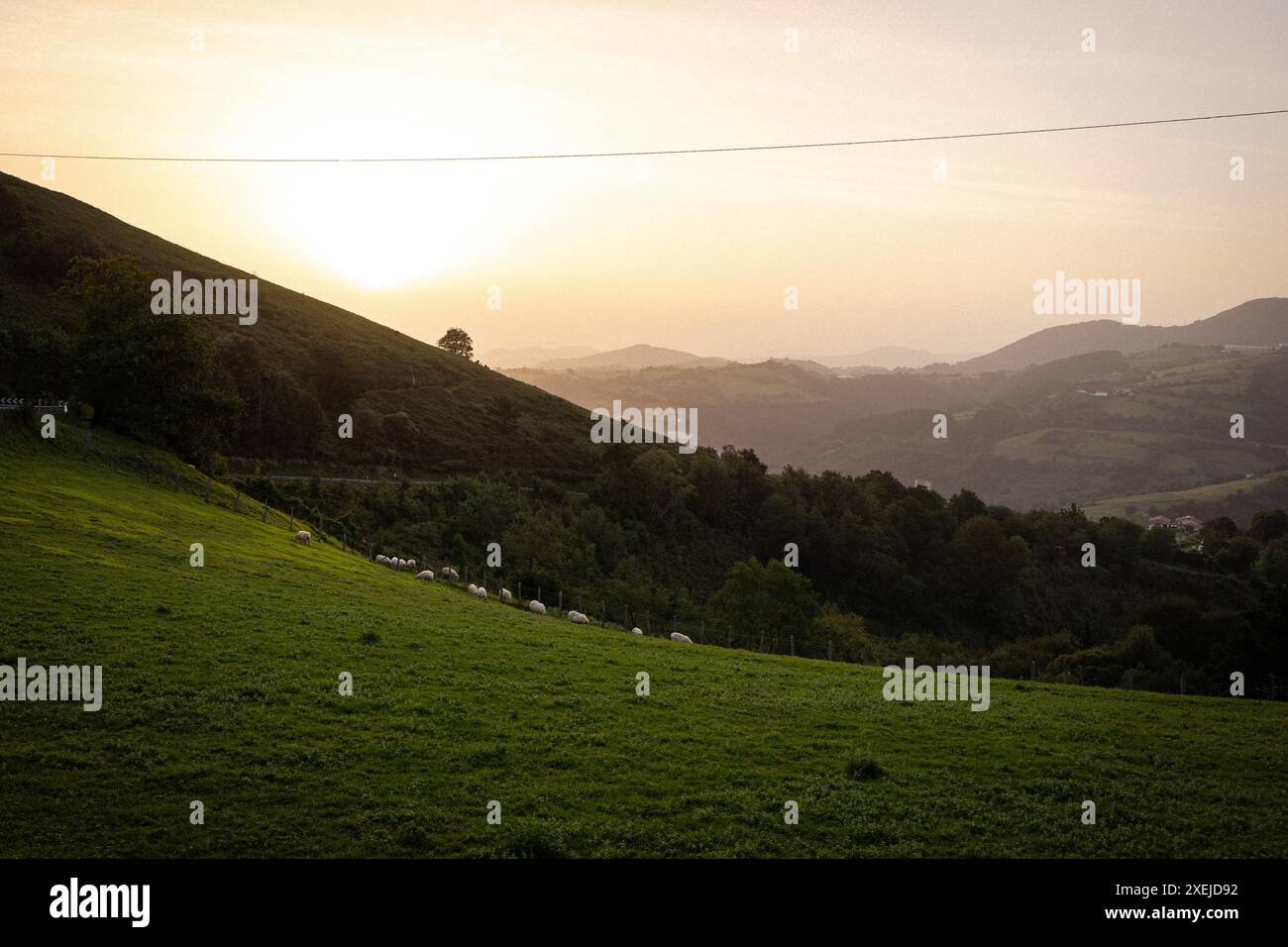 Die Sonne steigt über dem spanischen Hügel auf Stockfoto