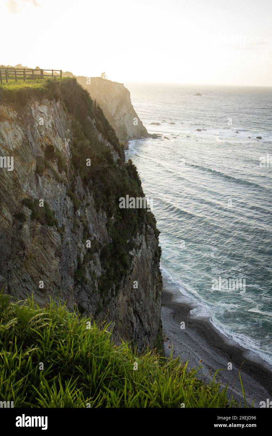 Nebelige Ozeanklippen von Spanien Stockfoto