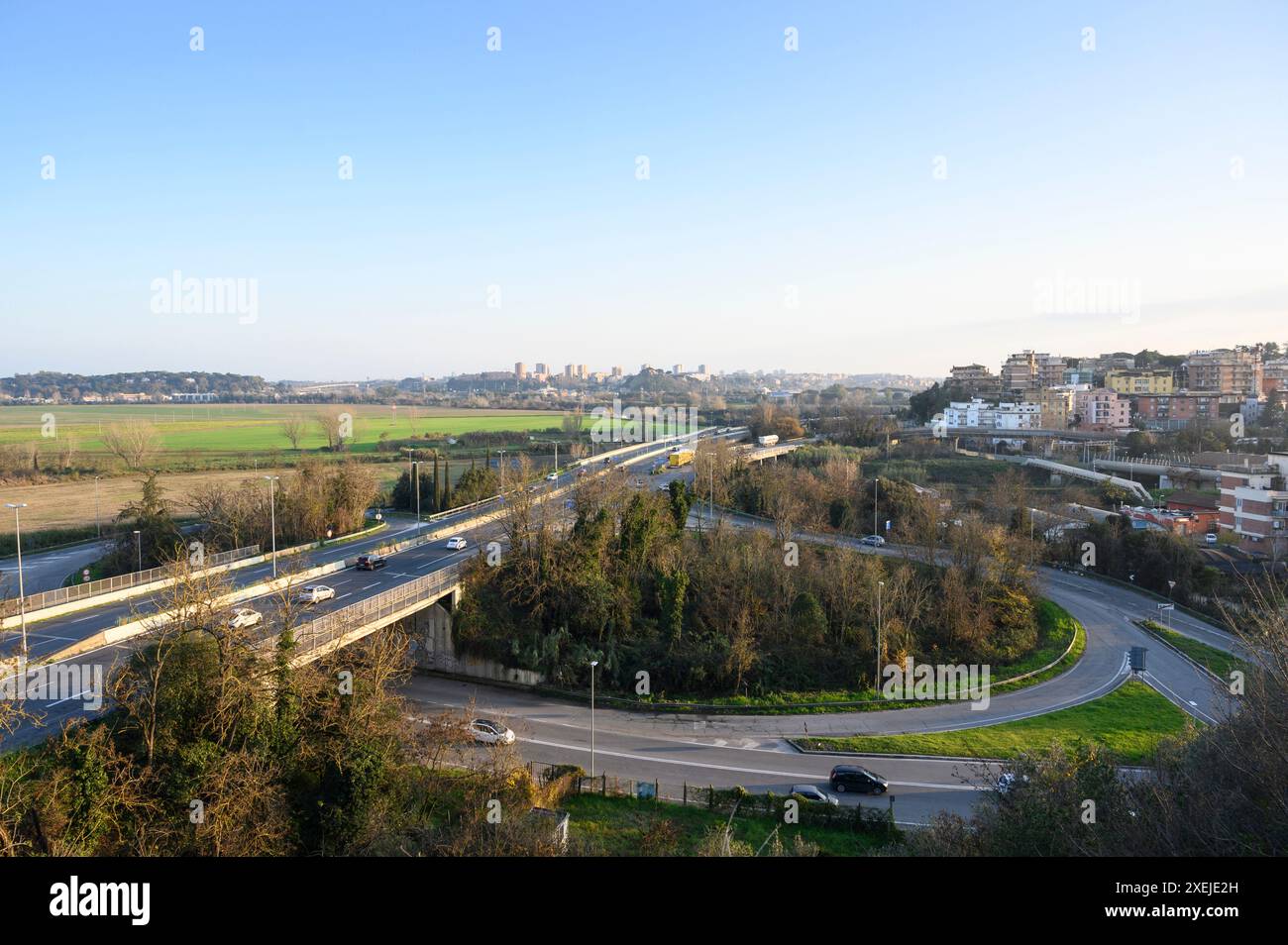 Rom. Italien. Villa di Livia in Prima Porta. Moderner Blick auf die Via Flaminia von der Gartenterrasse. Stockfoto