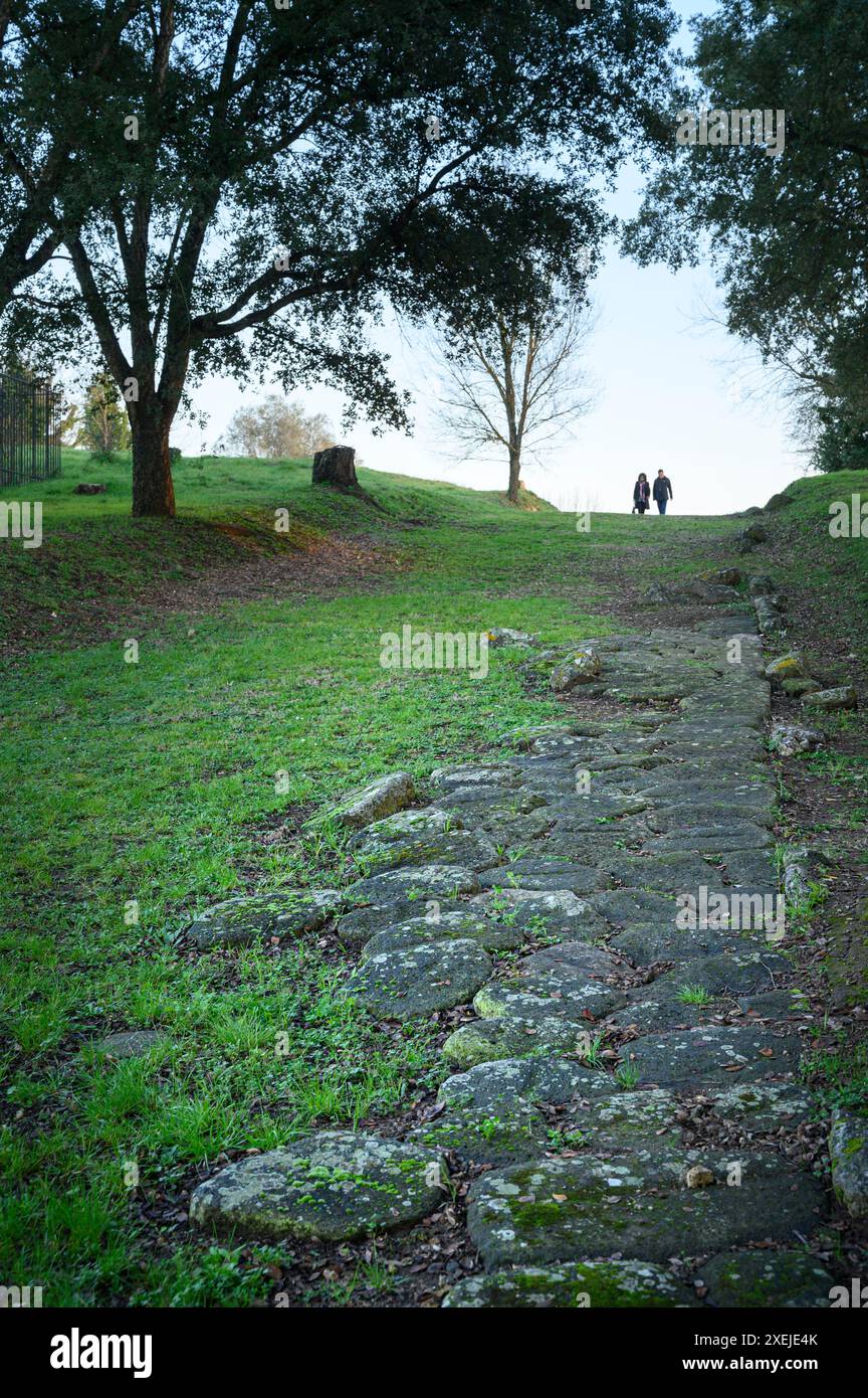 Rom. Italien. Villa di Livia in Prima Porta. Überreste der Villa von Livia (Ad Gallinas Albas) an der Via Flaminia. Alte asphaltierte Zufahrtsstraße zum Stockfoto