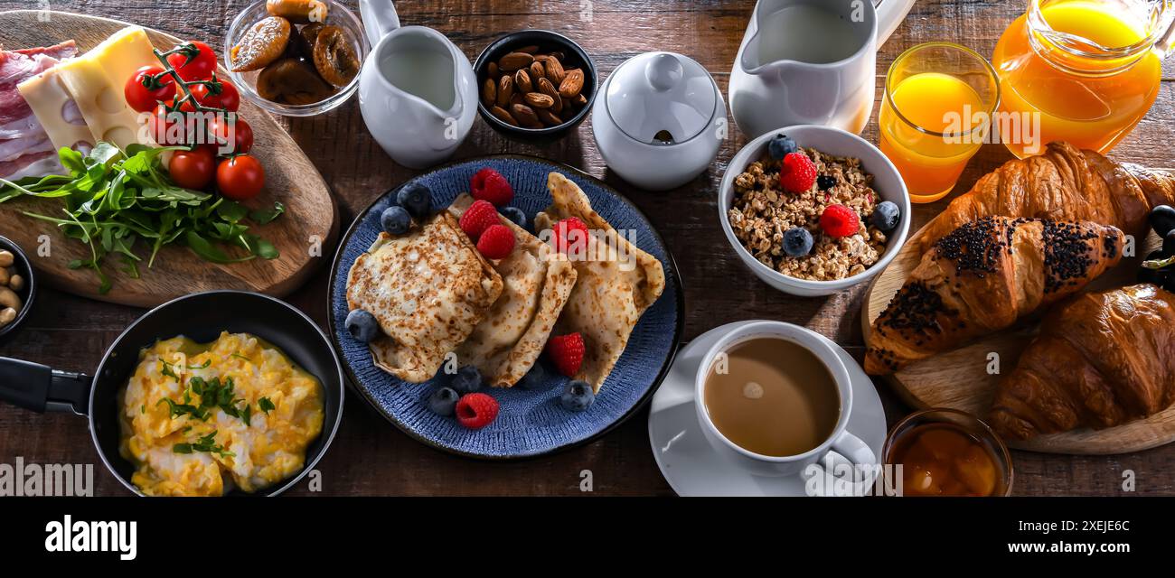 Frühstück serviert mit Kaffee Stockfoto