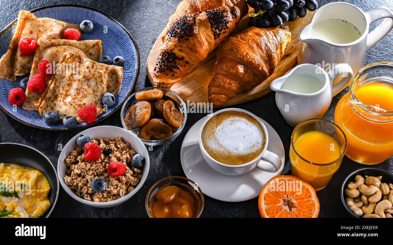 Frühstück serviert mit Kaffee Stockfoto