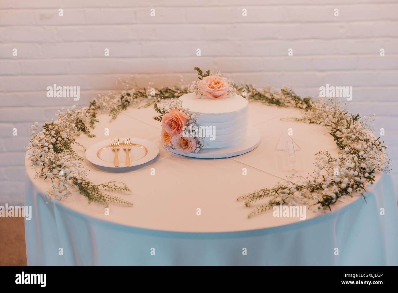 Einfache Hochzeitstorte mit rosafarbenen Rosen und Babyatmung Stockfoto