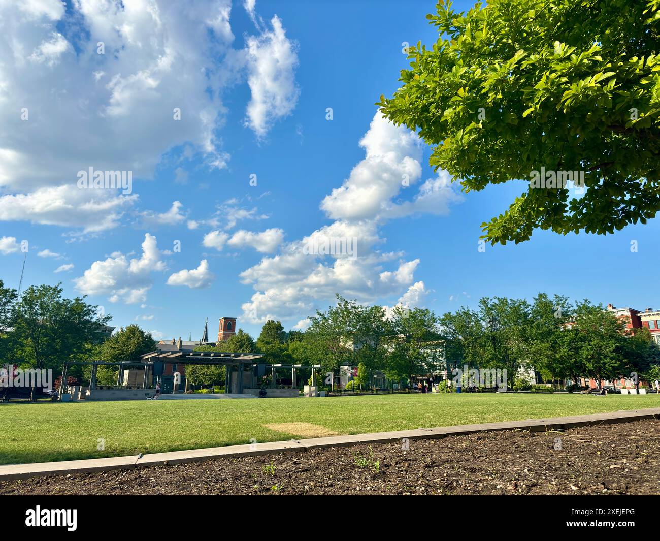 Offener Rasenbereich mit Pavillon im Washington Square Park, Cincinnati Stockfoto