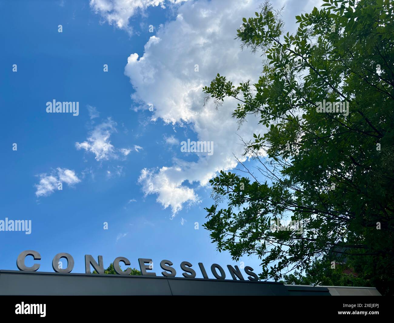 Konzessionsschild mit Bäumen und wolkenblauem Himmel in Cincinnati Stockfoto