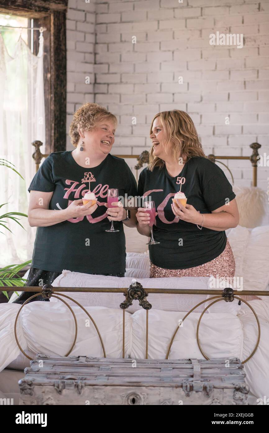 Zwei Freundinnen feiern ihren 50. Geburtstag Stockfoto