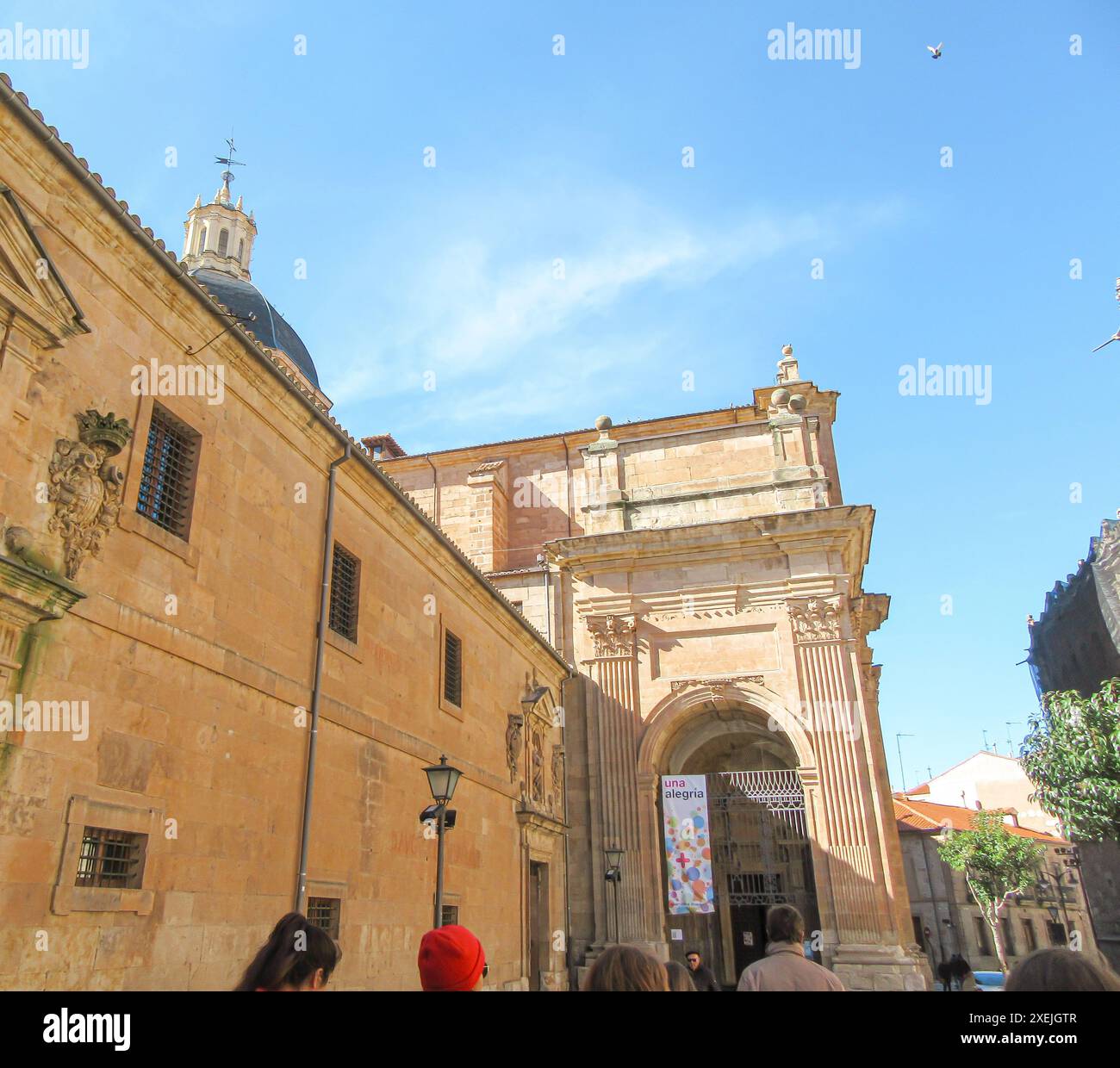 Eingang zum historischen Gebäude mit kunstvollen Details und einer Kuppel Stockfoto