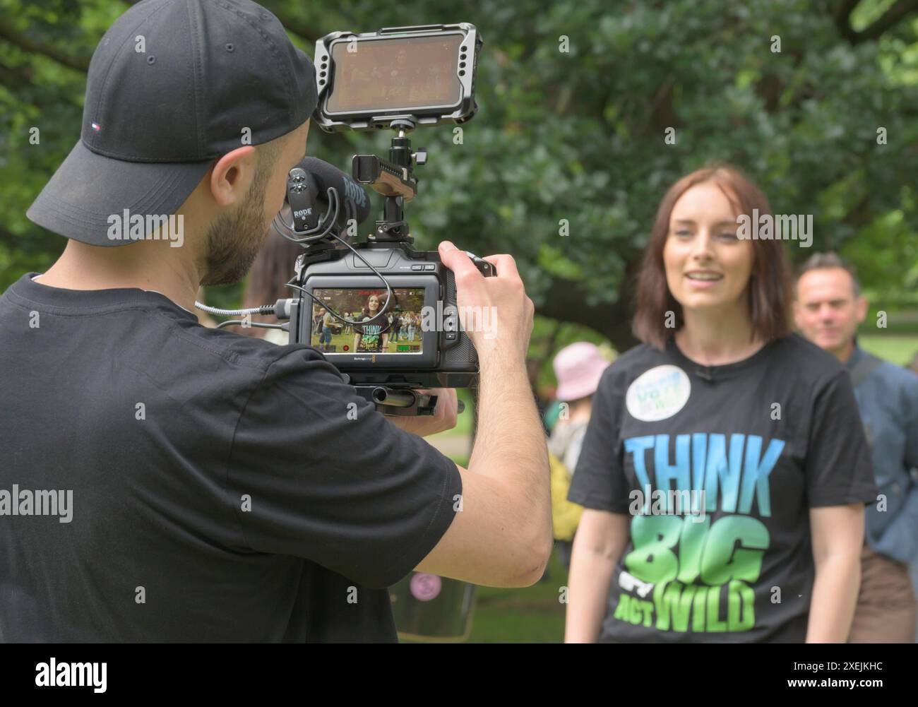 Kamerateurin filmt Flo Blackbourn – geborener Free Rescue and Care Officer – im Restore Nature Now märz durch London, 22. Juni 2024 Stockfoto