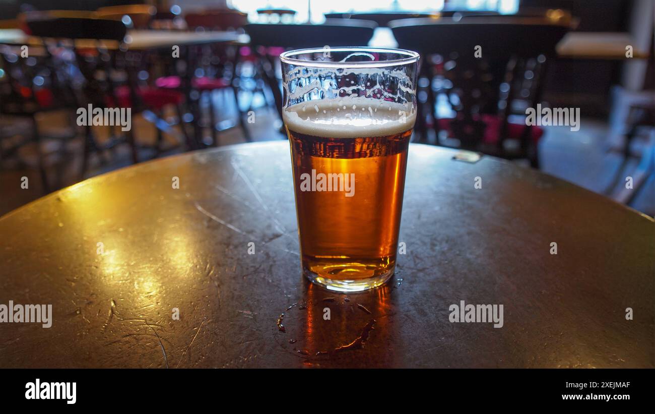Ein Pint britisches Bier in einem Pub Stockfoto
