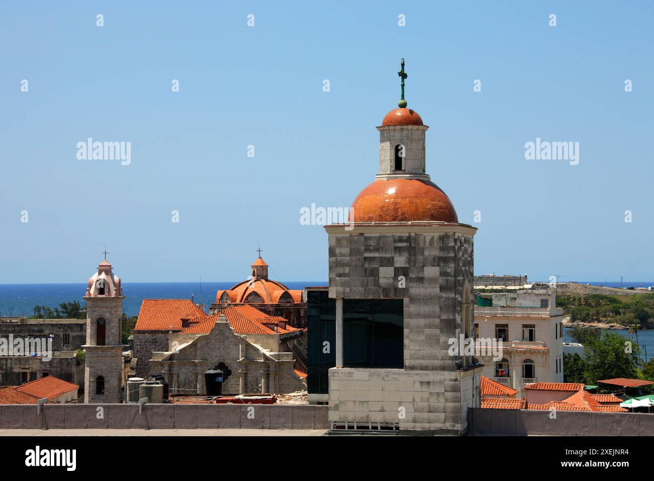 Kathedrale von San Cristóbal de La Havana mit El Castillo del Morro in der Ferne, von der Dachterrasse des Hotels Ambos Mundos, Habana Vieja Stockfoto