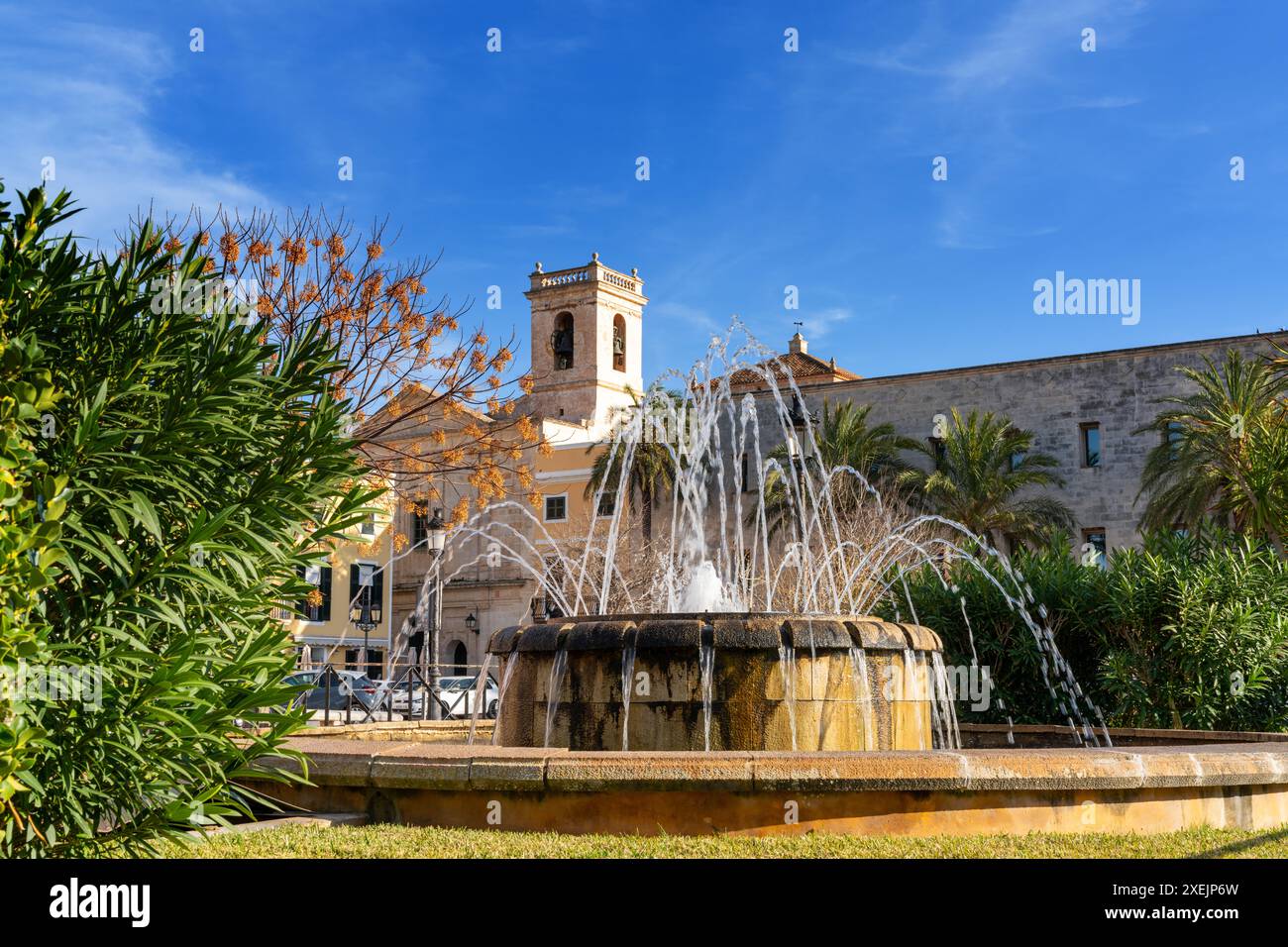 Innenstadt von Ciutadella mit einem Brunnen und dem Plaza Born Platz im Vordergrund Stockfoto