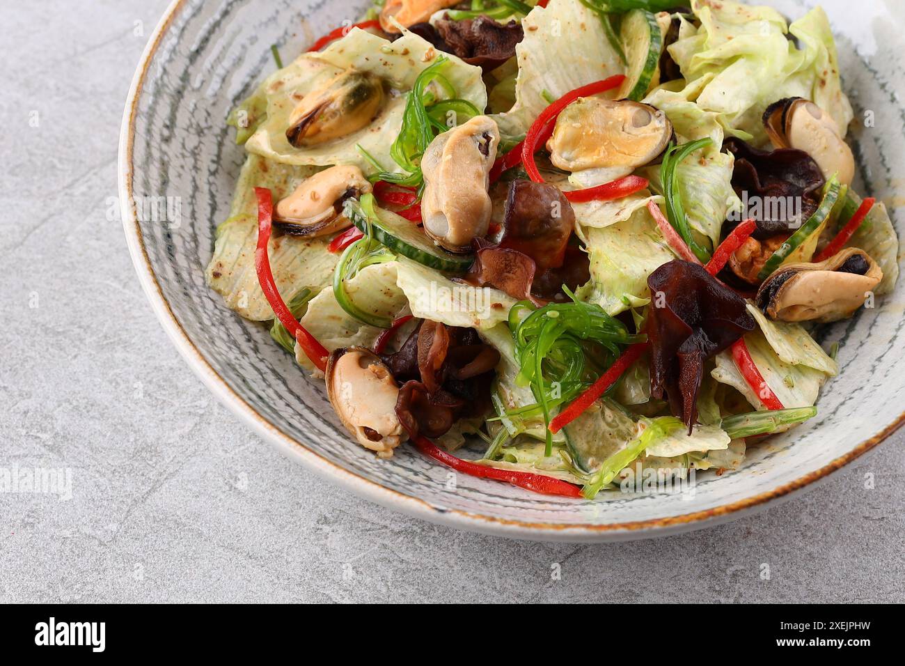 Salat mit Muscheln, Eisbergsalat, gekleidet mit Nusssoße für Restaurant und cafÃ Stockfoto