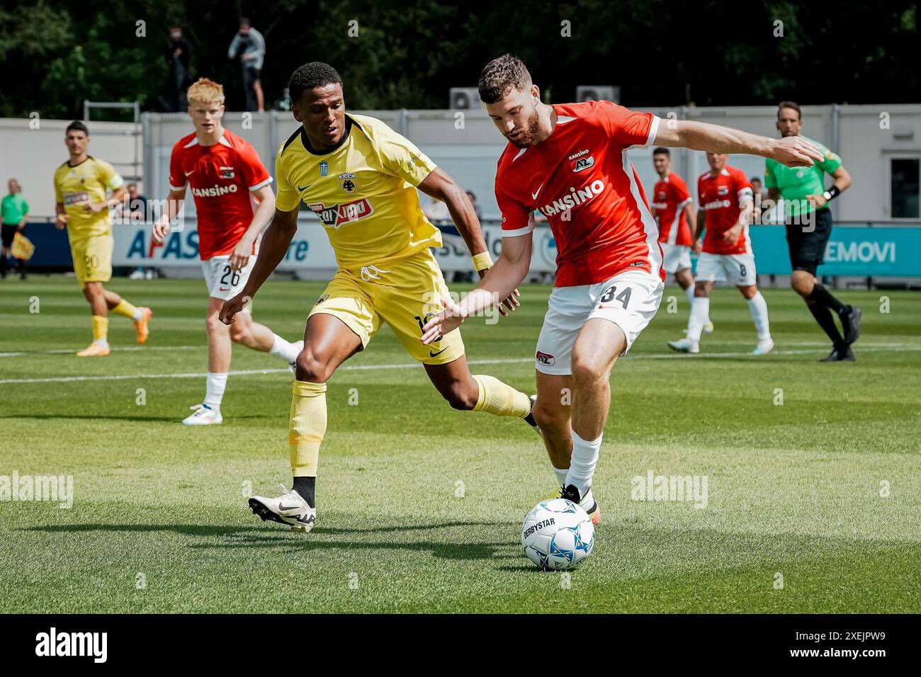 Wijdewormer, Niederlande. Juni 2024. WIJDEWORMER, NIEDERLANDE - 28. JUNI: Mees de Wit von AZ, per Niclas Eliasson Herausforderung für den Ball während des Freundschaftsspiels zwischen AZ und AEK Athene im AFAS Trainingskomplex am 28. Juni 2024 in Wijdewormer, Niederlande. (Foto von Jan Mulder/Orange Pictures) Credit: Orange Pics BV/Alamy Live News Stockfoto