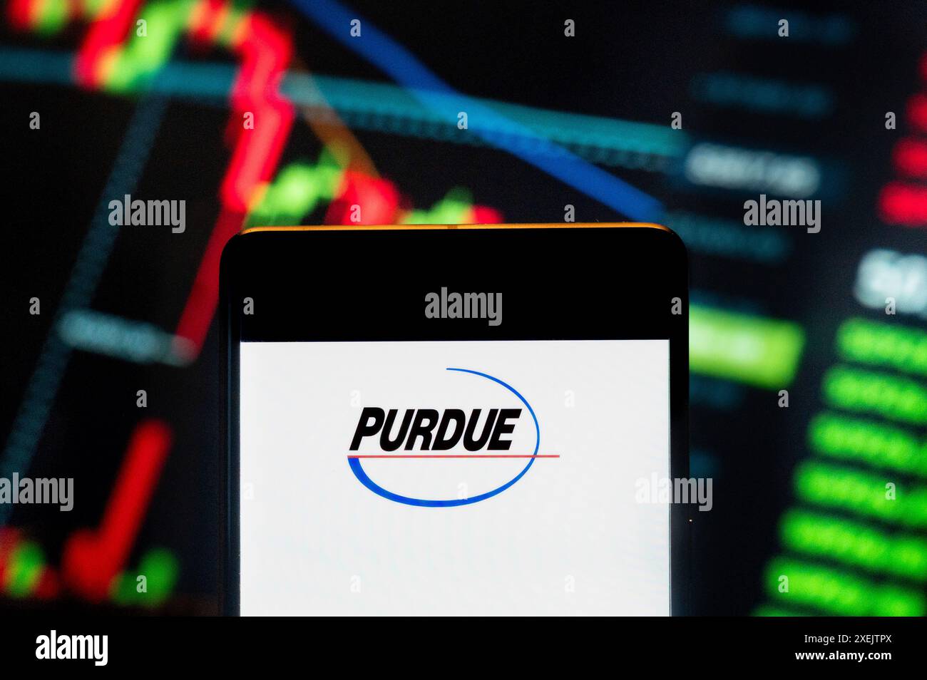 China. Juni 2024. In dieser Fotoabbildung wird das Logo des amerikanischen Pharmaunternehmens Purdue Pharma auf einem Smartphone mit einem wirtschaftlichen Börsenindex-Diagramm im Hintergrund dargestellt. Quelle: SOPA Images Limited/Alamy Live News Stockfoto