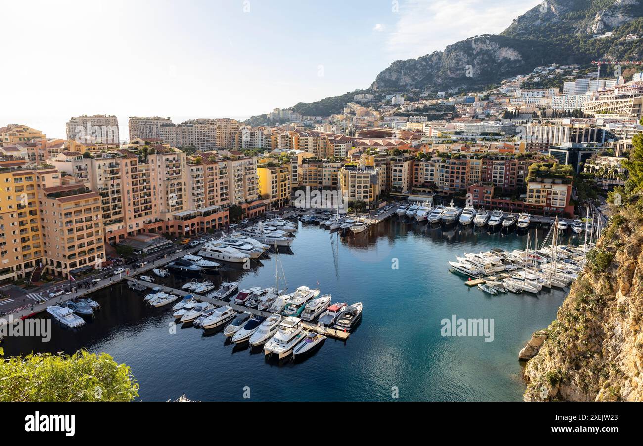 Blick auf den Yachthafen und die Wohngebäude in Monaco Stockfoto