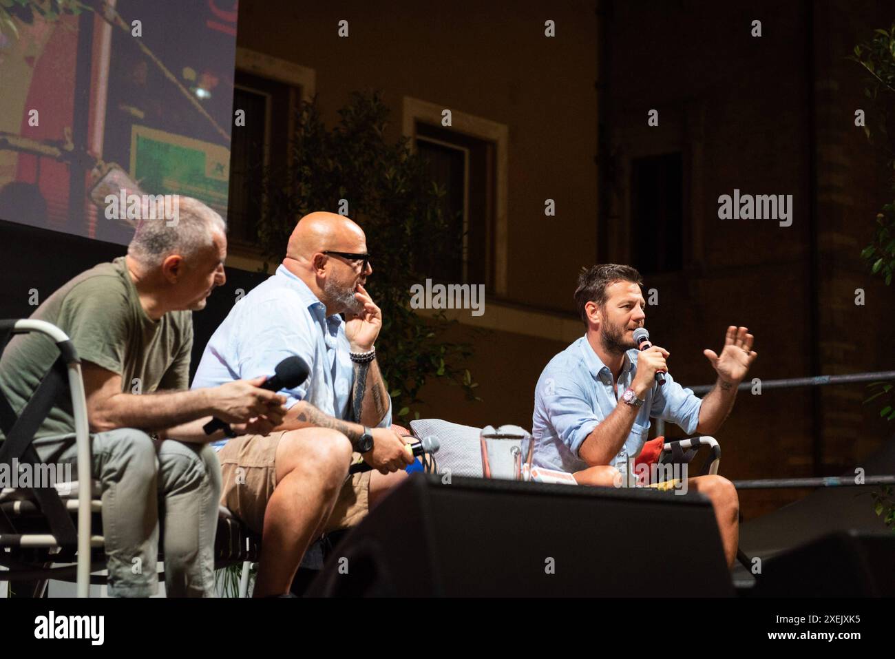 News - Alessandro Cattelan - Passaggi Festival 2024 Matteo B. Bianchi, Gianmario Pilo, Alessandro Cattelan während des Alessandro Cattelan - Passaggi Festival 2024, News in Fano PU, Italien, 27. Juni 2024 Fano PU Piazza XX Settembre Italien Copyright: XEmmanuelexOlivix/xLiveMediax LPN_1421198 Stockfoto