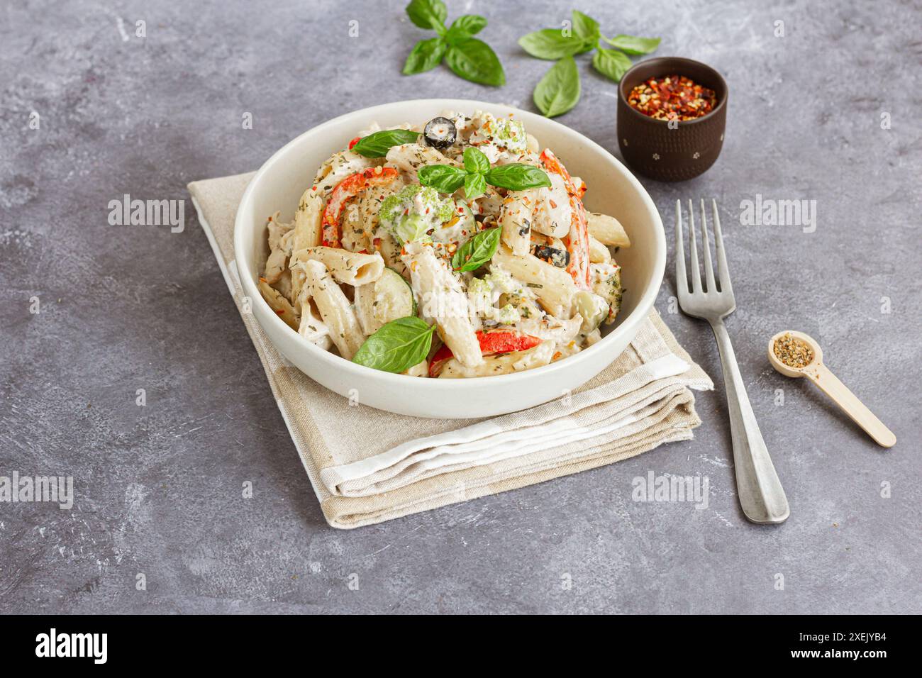 One-Pot Penne Alfredo Pasta in a Bowl, italienische Lebensmittelfotografie Stockfoto