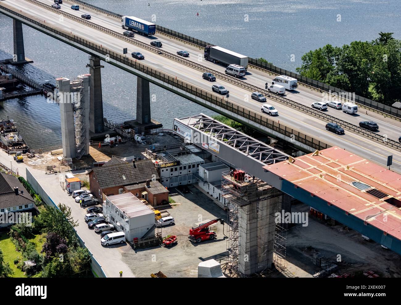 Borgstedt, Deutschland. Juni 2024. Der Verkehr rollt über die Rader Hochbrücke, während der Vormarsch der neuen Brücke parallel begonnen hat. (Luftbild mit Drohne) Credit: Axel Heimken/dpa/Alamy Live News Stockfoto