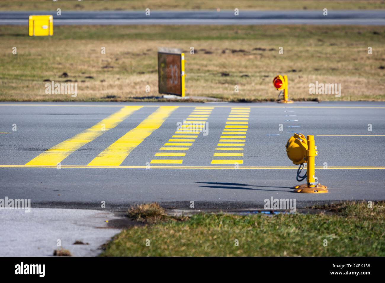 Haltepunkt der Piste mit Bremsbalken und roten Ampeln. Sicherheitsinfrastruktur für Flughäfen. Stockfoto