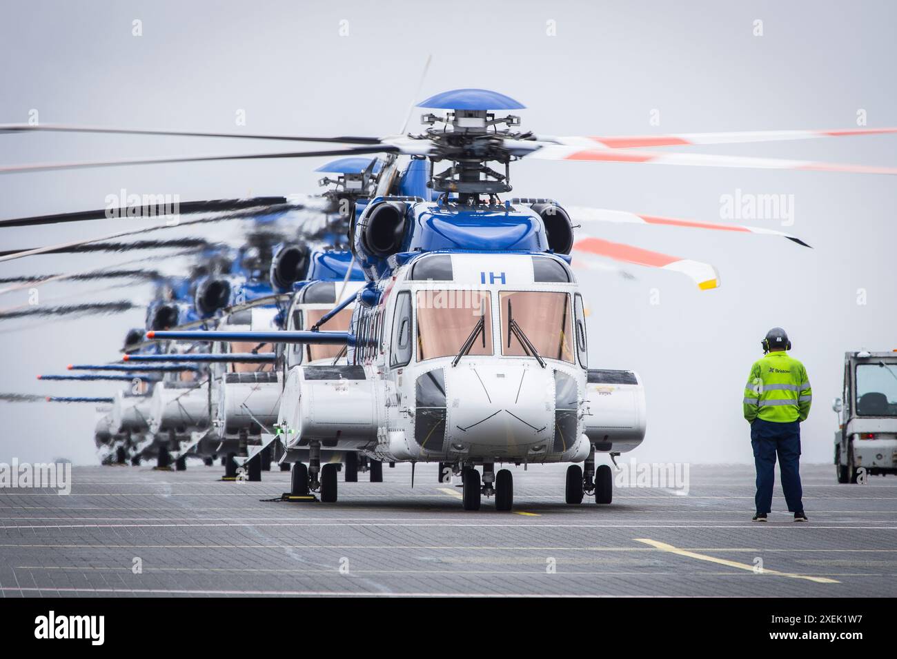 Ein Bristow Helicopters Sikorsky S-61N im Finale zum Flughafen Bergen, der von einer Ölplattform im Atlantik kommt Stockfoto