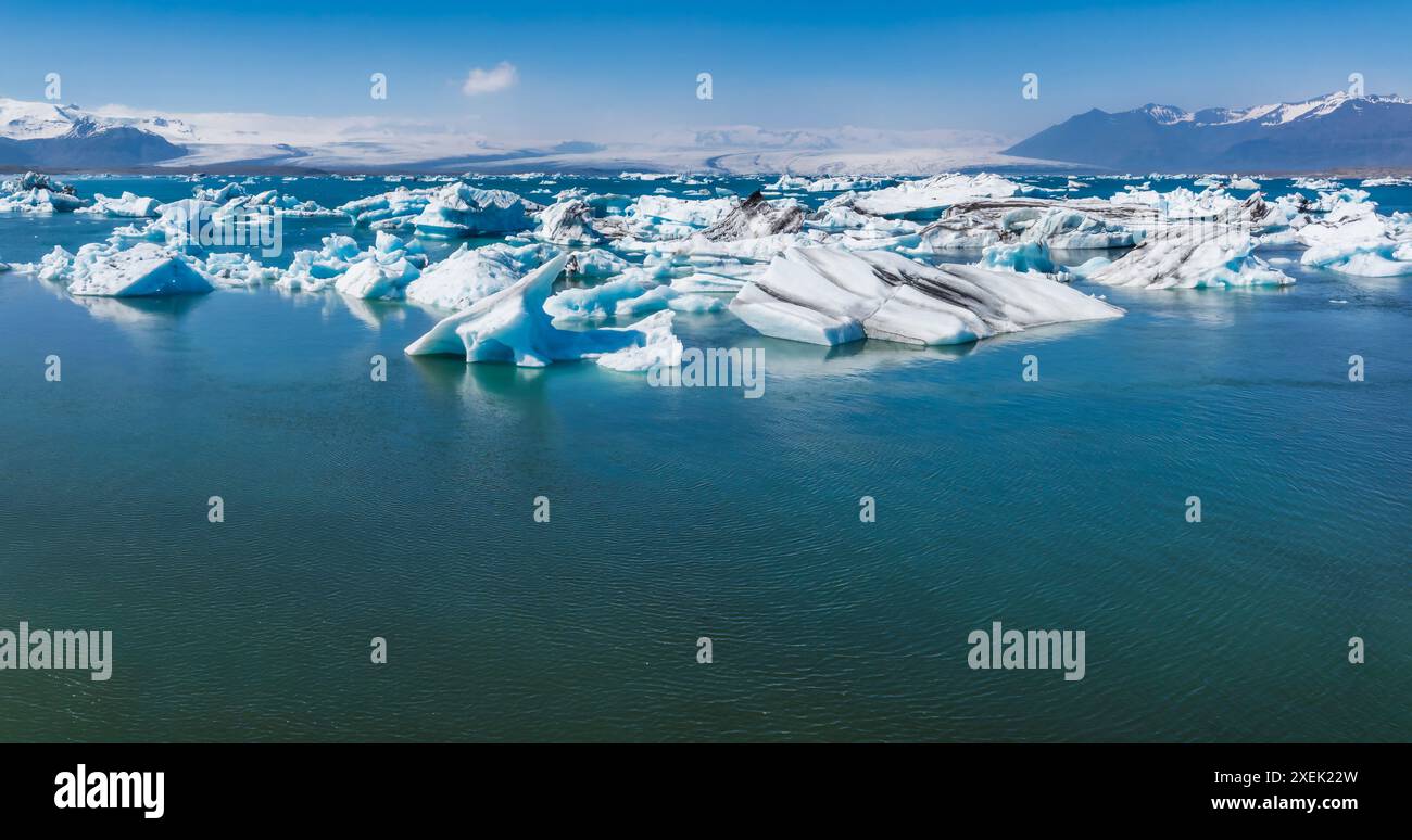 Luftaufnahme der Gletscherlagune mit Eisbergen und schneebedeckten Bergen in Island Stockfoto