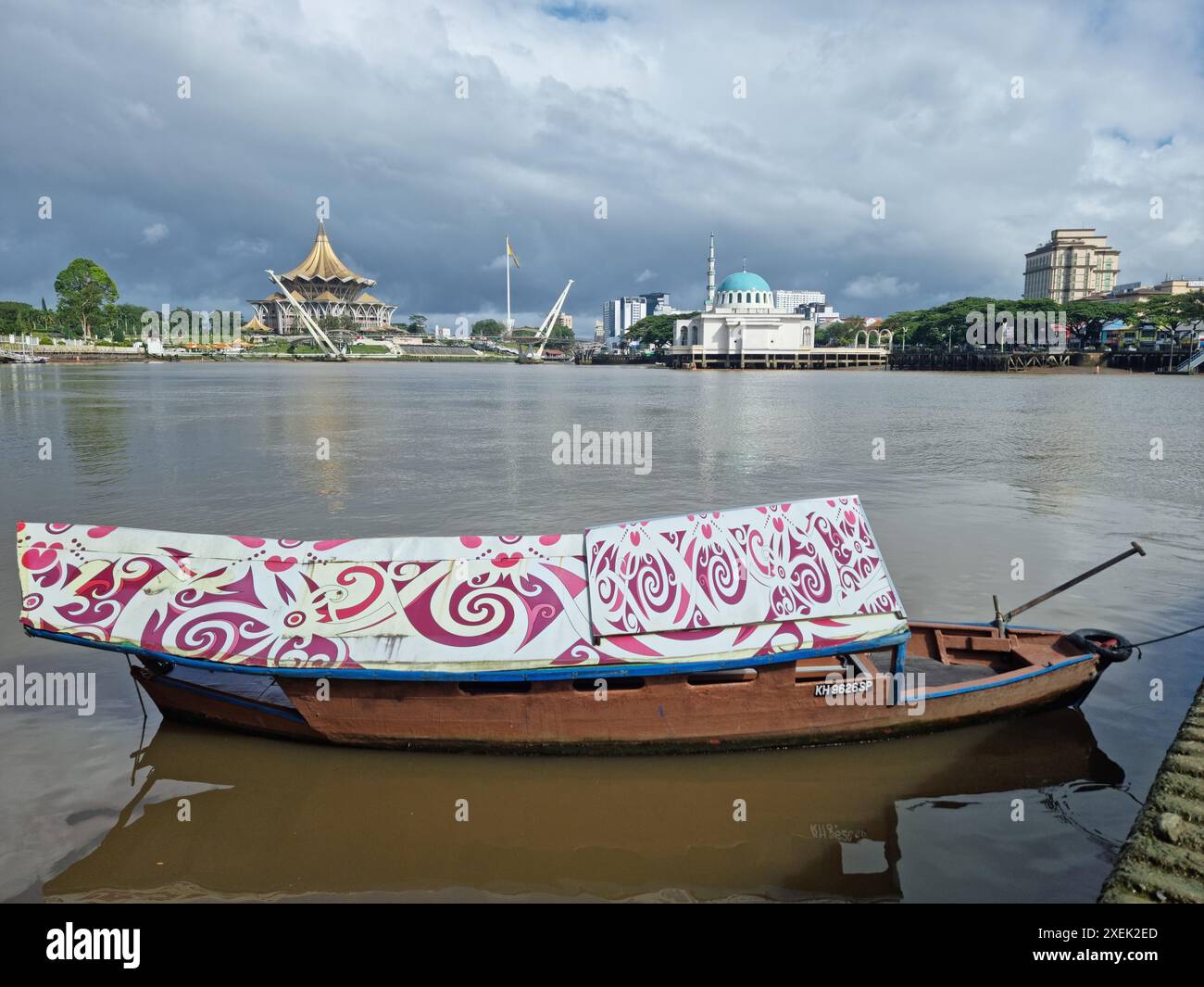 Typisches lokales Boot, Sarawak River und Sarawak State Legislative Assembly (Old), Kampung Istana, 9305 Stockfoto