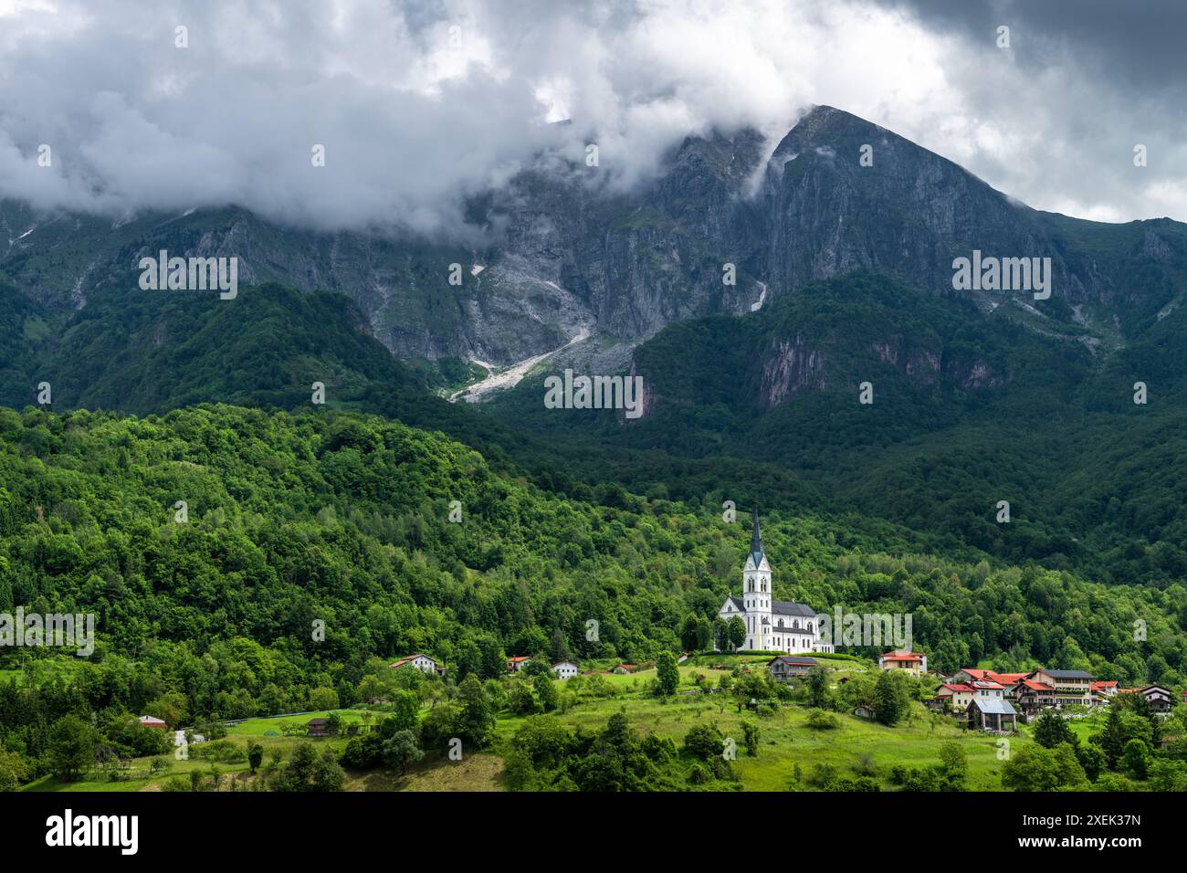 Dreznica Dorf eingebettet in malerische Landschaft mit dem Berg KRN, Slowenien Stockfoto