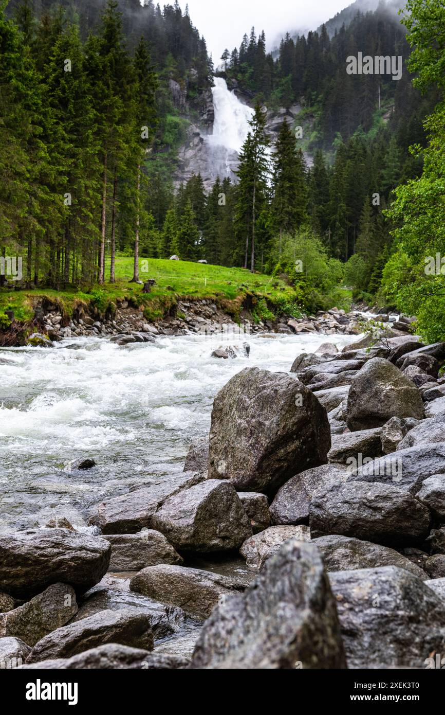 Naturkraft: Krimmler Wasserfall in Österreich im Sommer Stockfoto