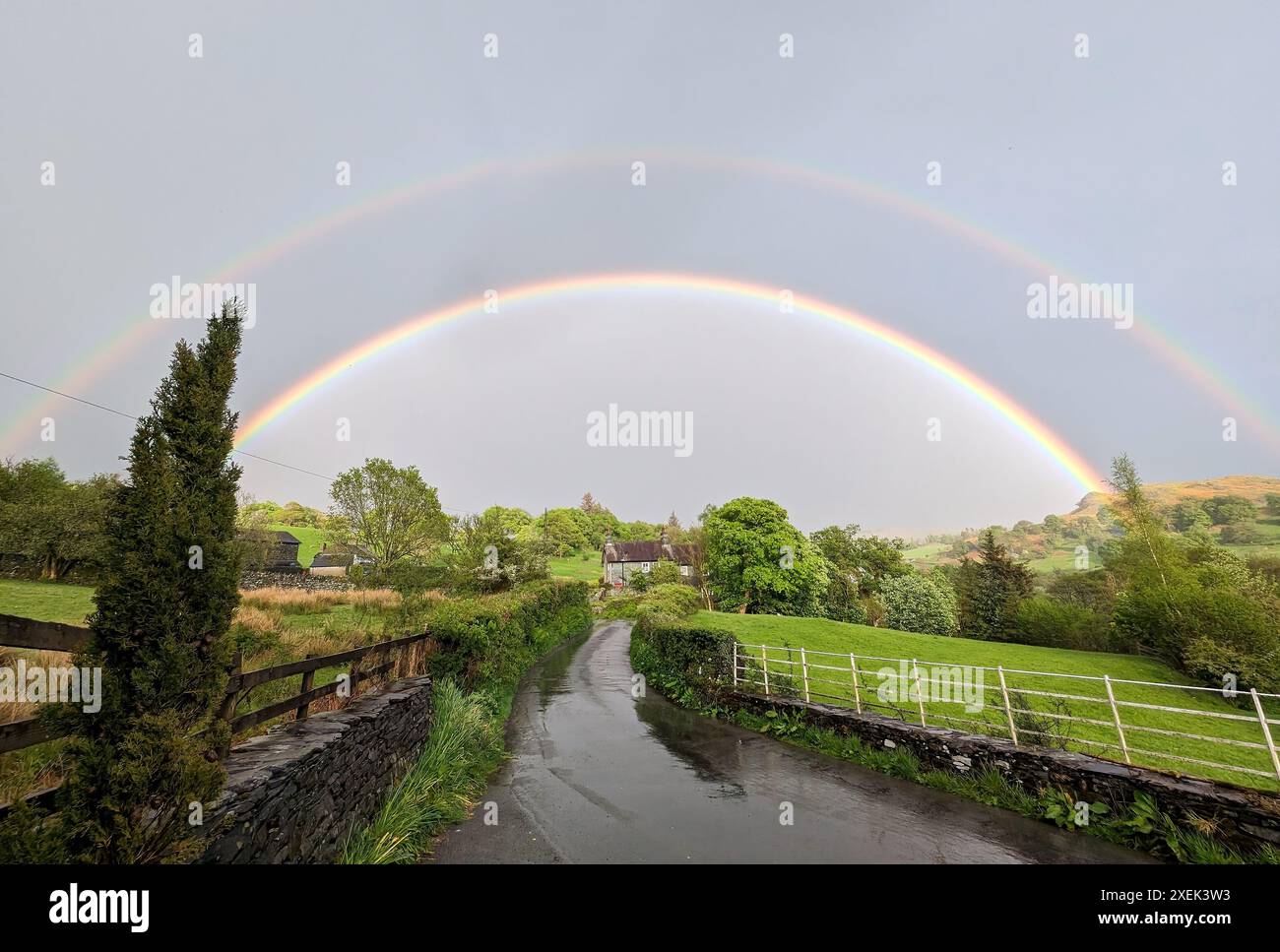 Doppelter Regenbogen vor dem Three Shires Inn, Little Langdale im englischen Lake District. Stockfoto