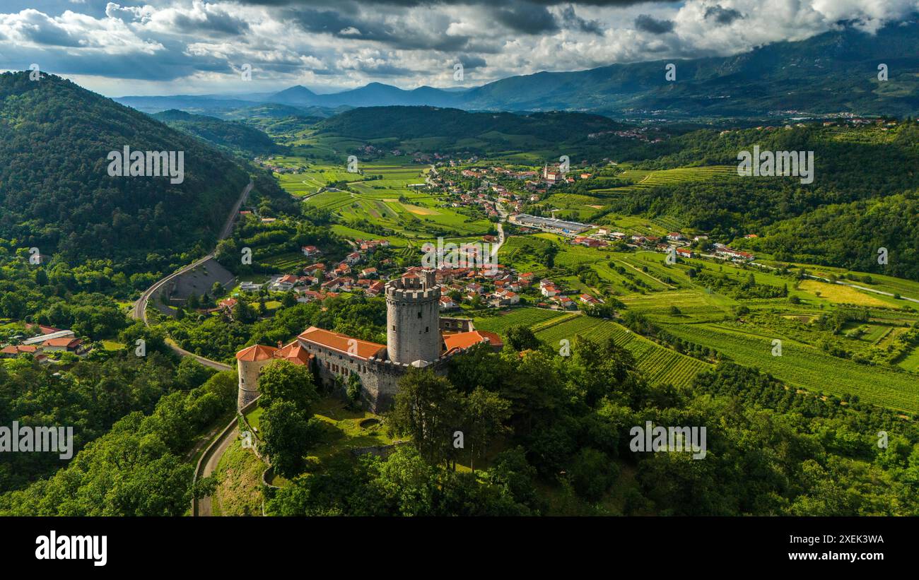 Mittelalterliches Schloss Rihemberk mit Blick auf Branik in der malerischen slowenischen Landschaft Stockfoto