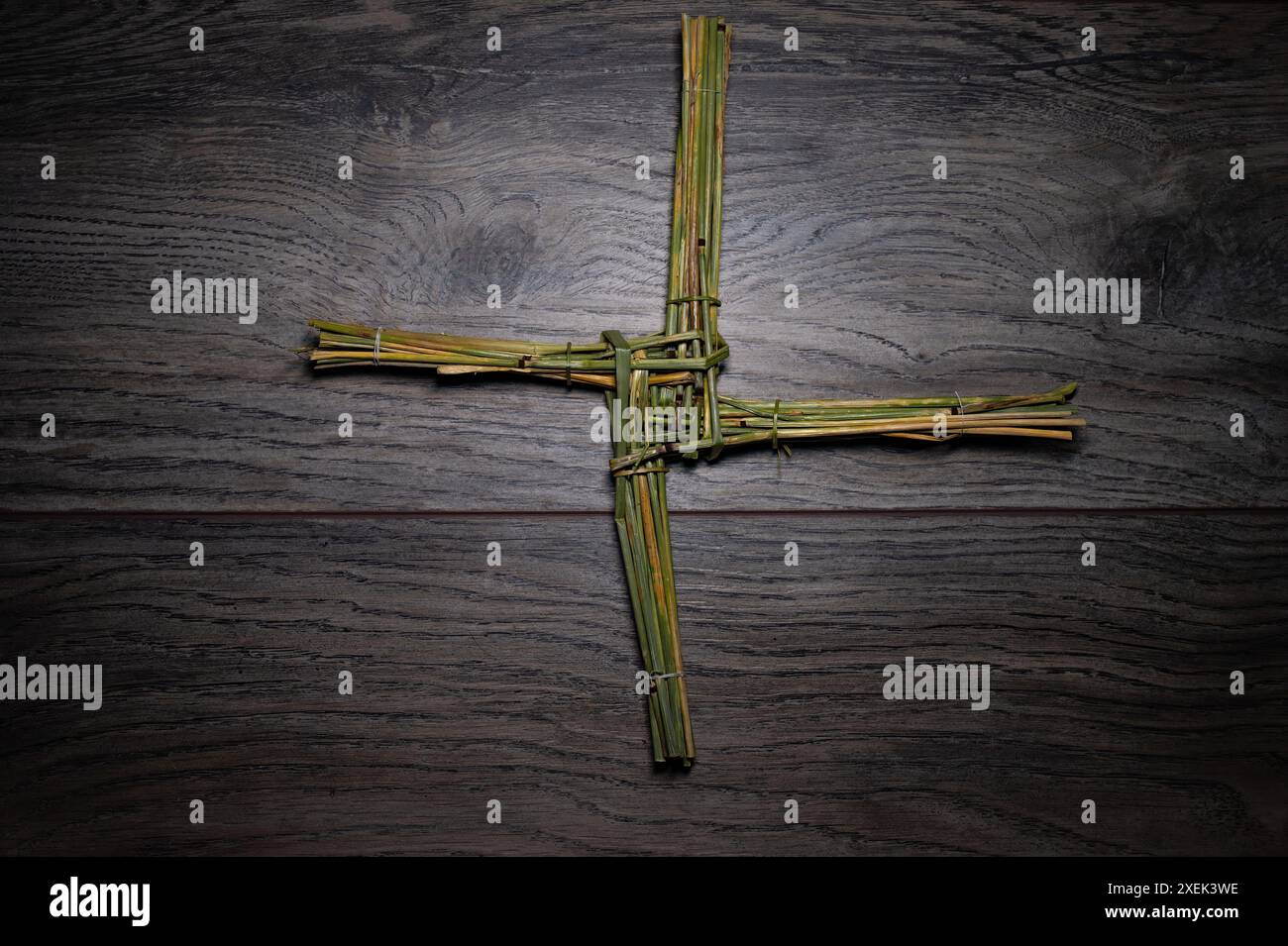 Religion. Kreuz von Saint Brigid, Schutzpatron von Irland. Imbolc 1. Und 3. Februar 2025 auf Holztisch. Stockfoto