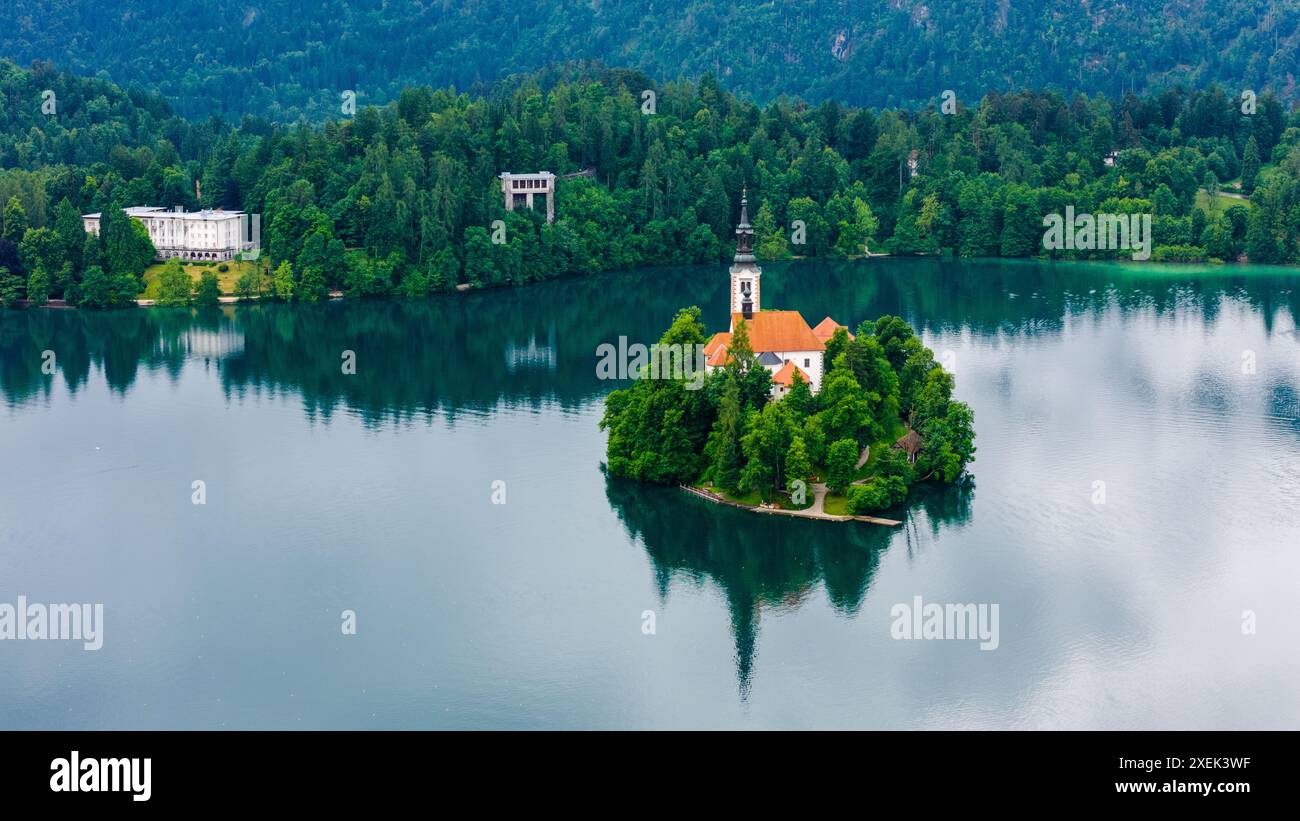 Drohnenaufnahme der Bled Church an einem nebeligen Sommertag Stockfoto