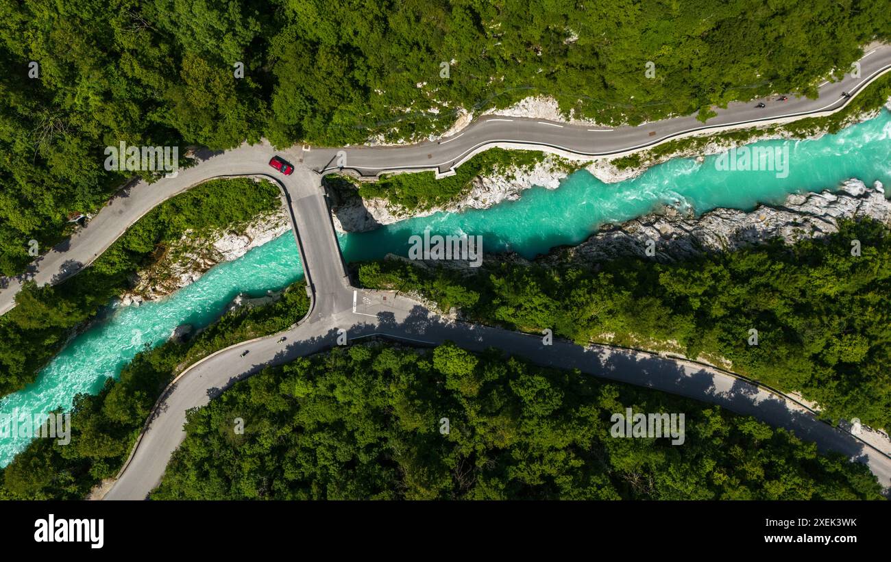 Malerische Luftaufnahme der Napoleon-Brücke über das türkisfarbene Wasser des Soca-Flusses, Slowenien Stockfoto
