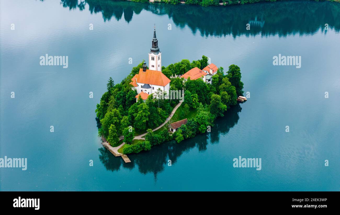 Misty Summer Morning Drone shot von Bled Church Stockfoto
