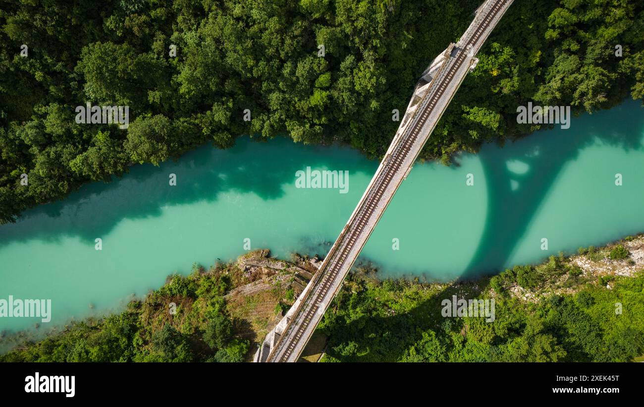 Drohnenbild: Solkan Rail Bridge Über Den Fluss Soca, Slowenien Stockfoto
