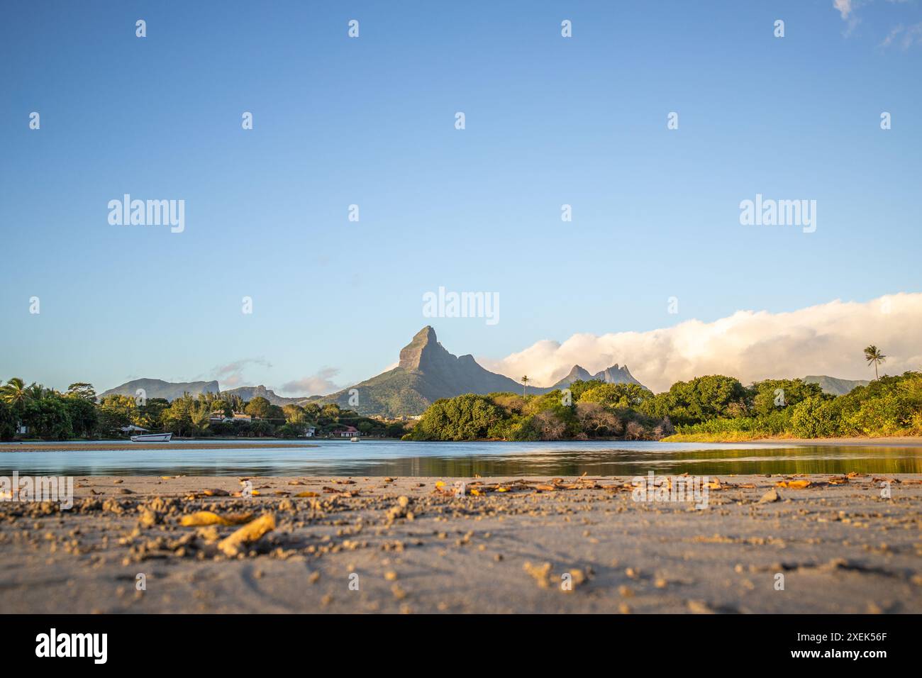 Eine Bucht mit einem Fluss, ein Strand im Sonnenuntergang auf der Urlaubsinsel Mauritius in Tamarin Stockfoto