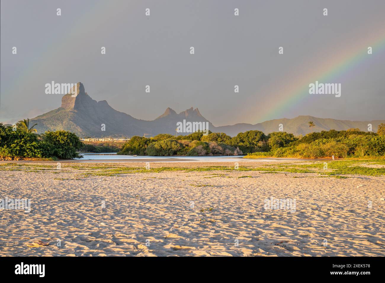 Eine Bucht mit einem Fluss, ein Strand im Sonnenuntergang auf der Urlaubsinsel Mauritius in Tamarin Stockfoto