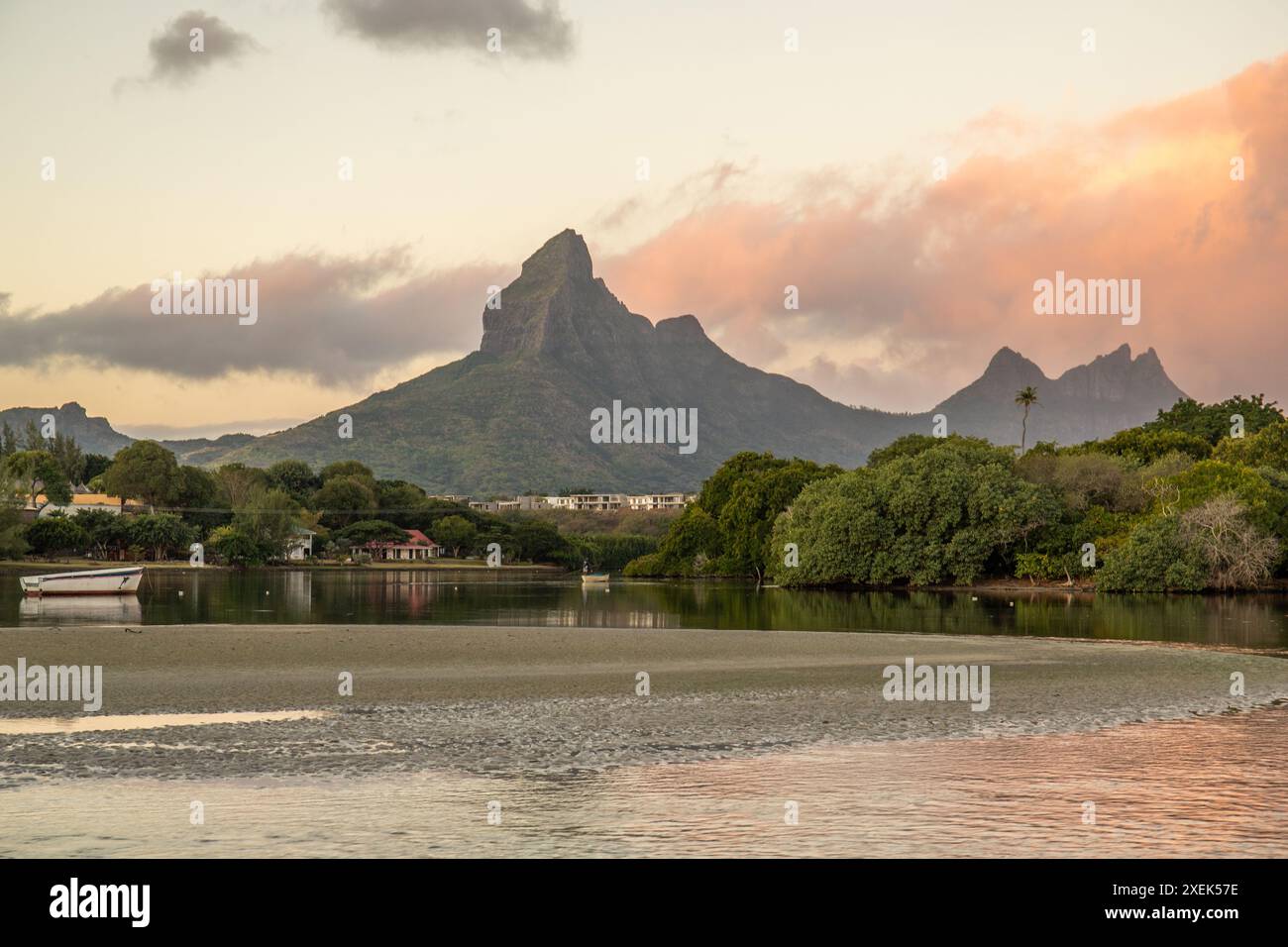 Eine Bucht mit einem Fluss, ein Strand im Sonnenuntergang auf der Urlaubsinsel Mauritius in Tamarin Stockfoto
