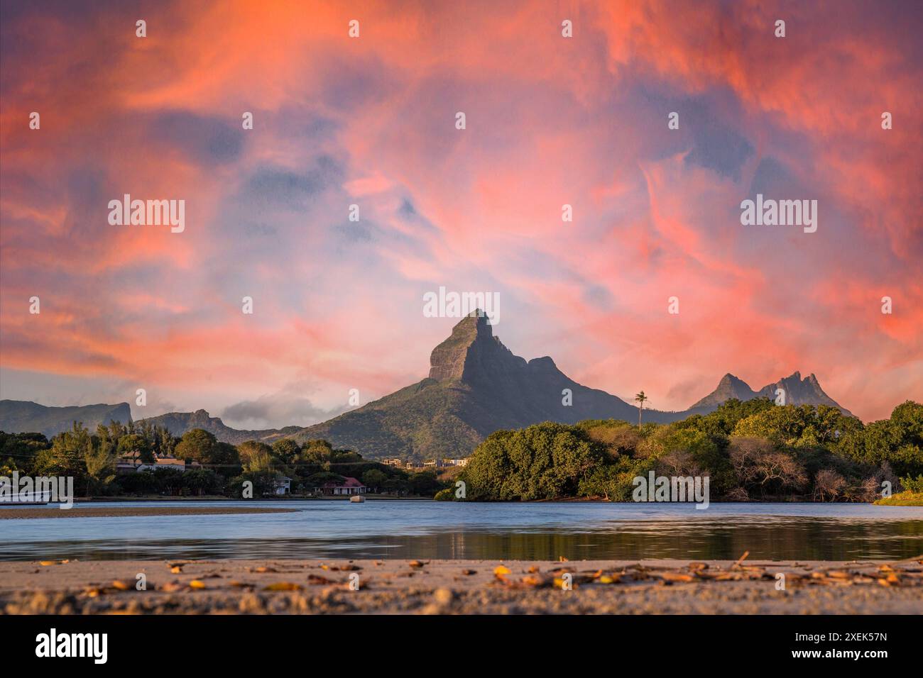 Eine Bucht mit einem Fluss, ein Strand im Sonnenuntergang auf der Urlaubsinsel Mauritius in Tamarin Stockfoto